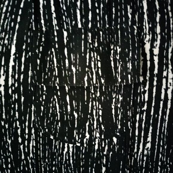 NWT Cocomo Plus Size 3X Black & Ivory Geo Print Pintuck 3/4 Sleeve Top - Picture 3 of 7